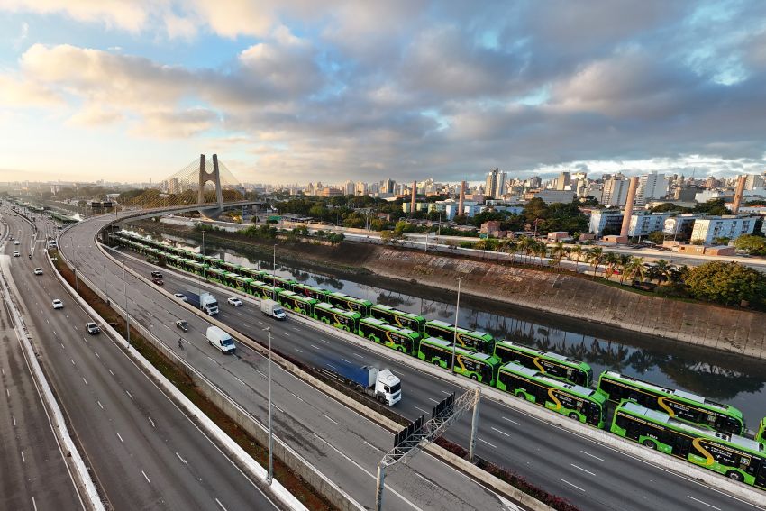São Paulo acelera eletrificação e recebe mais 500 ônibus elétricos