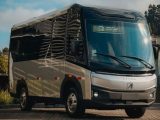 Arrow transforma utilitário de carga em micro-ônibus elétrico