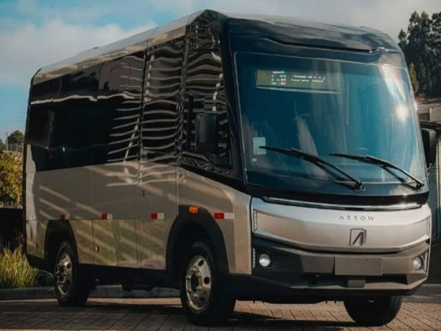 Arrow transforma utilitário de carga em micro-ônibus elétrico